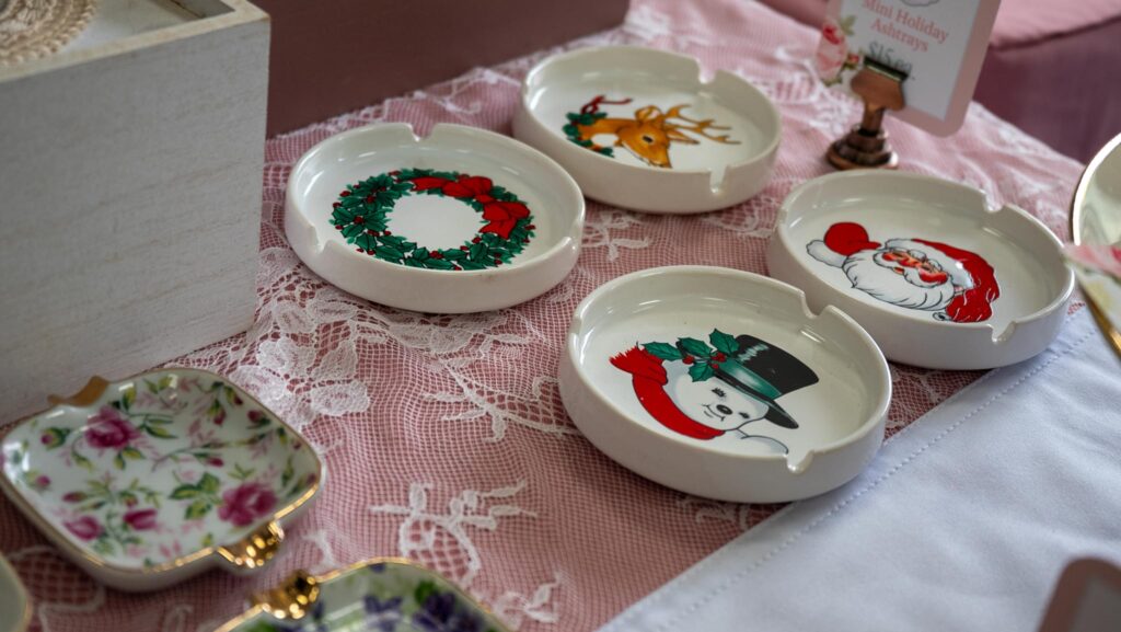 customers_browsing_pearls_puff_parlor_hibernica