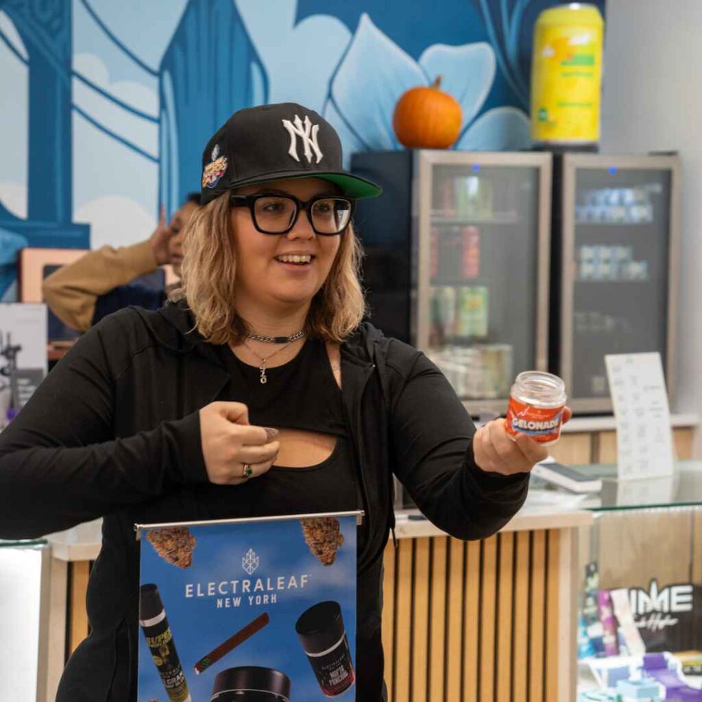 electraleaf_rep_talking_to_customers